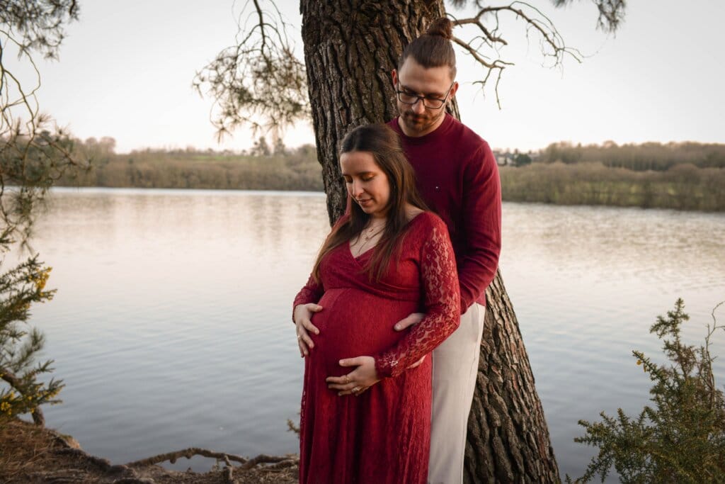 Détail des mains posées sur un ventre de femme enceinte lors d’une séance photo grossesse à Rennes.