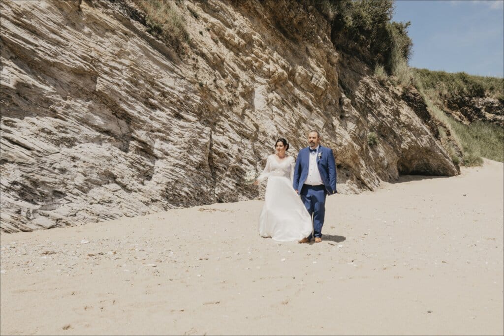 Échange des alliances pendant une cérémonie de mariage à Rennes, photographié dans un style élégant et authentique.