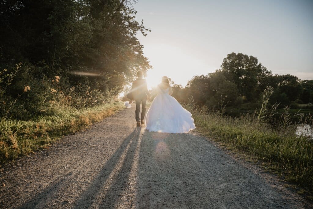 Première danse des mariés lors d’un mariage à Rennes, moment fort en émotion capturé par un photographe professionnel.