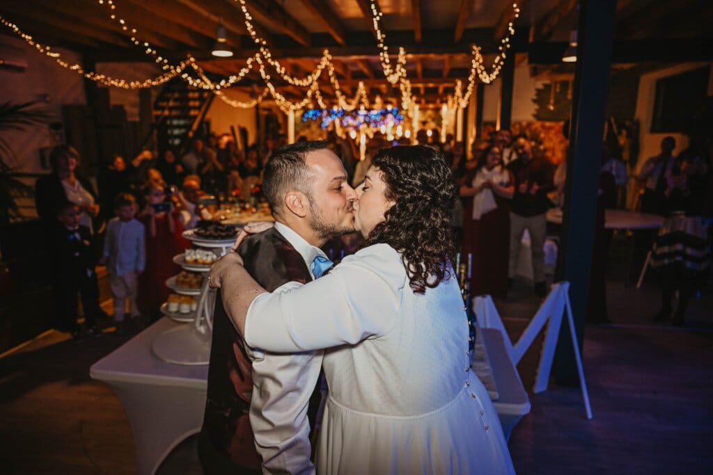 Ambiance festive de la réception de mariage à Rennes, invités rieurs et atmosphère chaleureuse photographiés sur le vif.