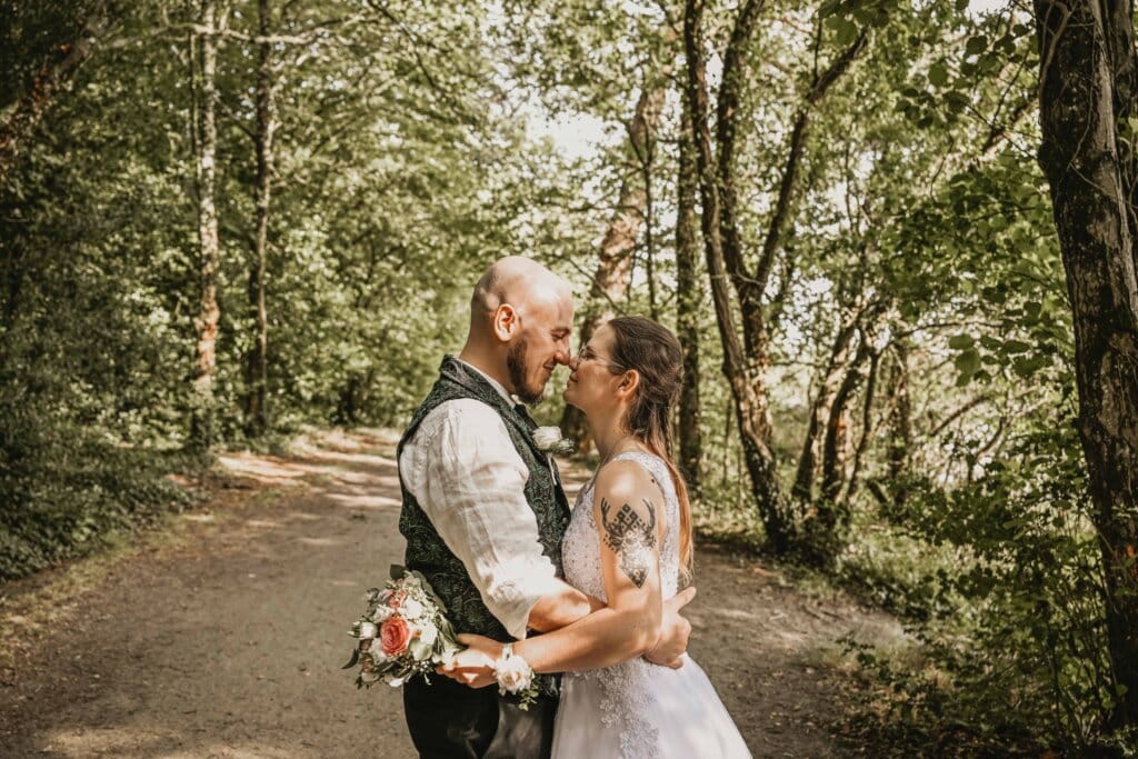 Moment spontané capturé lors d’un reportage de mariage à Rennes, illustrant les émotions vraies et naturelles du jour J.