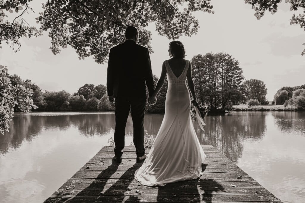Séance photo de couple de mariés à Rennes réalisée à la lumière naturelle, mettant en valeur la complicité et les émotions.