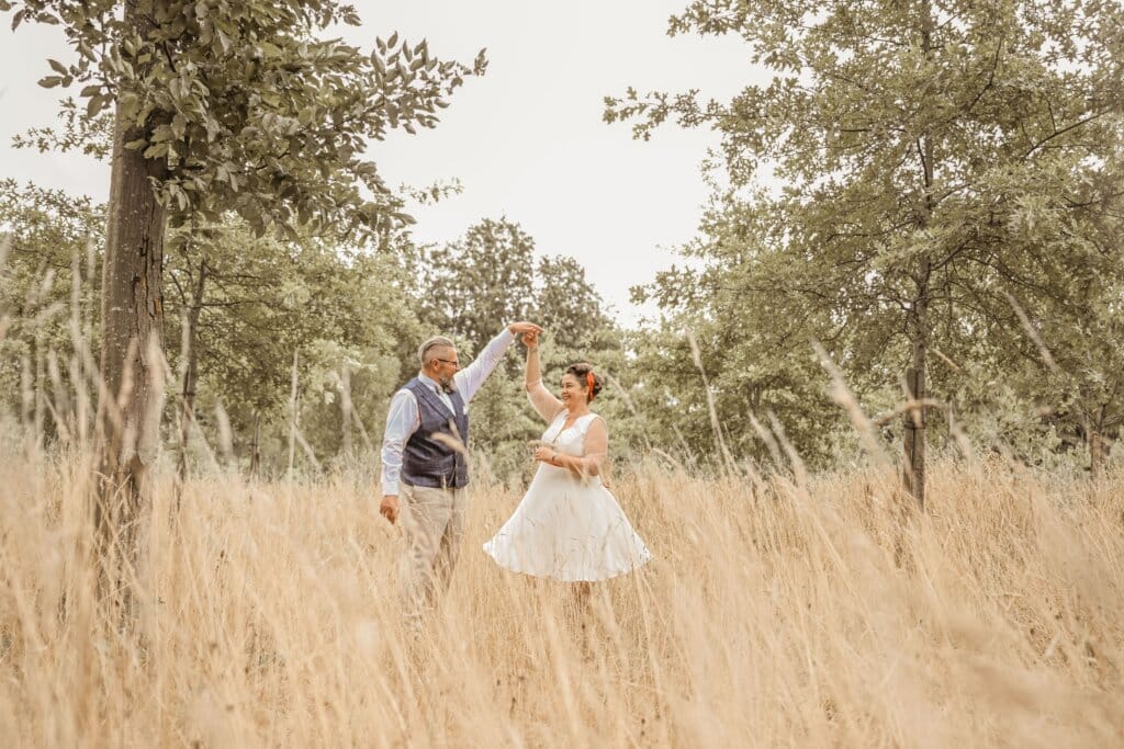 Sortie de mairie à Rennes avec les mariés et leurs invités, scène joyeuse et spontanée capturée par un photographe de mariage.