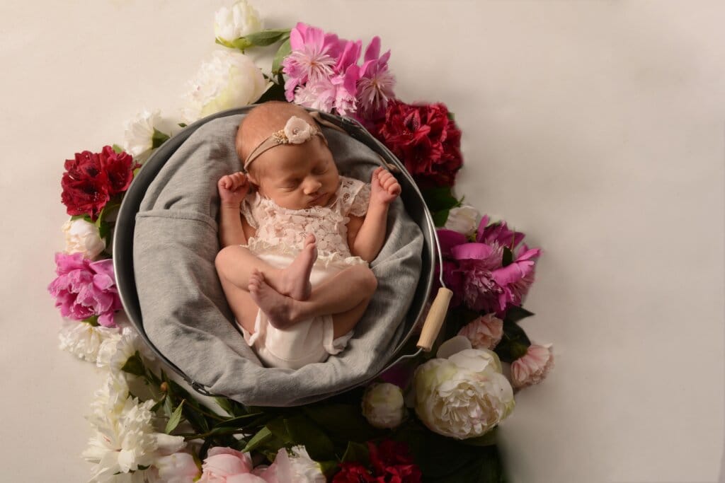 Séance photo naissance à Rennes avec un bébé endormi, réalisée dans un style épuré et chaleureux.