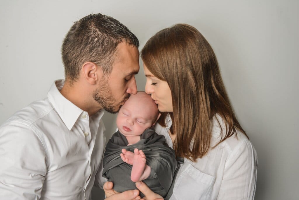 Séance photo naissance à Rennes avec un bébé endormi, réalisée dans un style épuré et chaleureux.