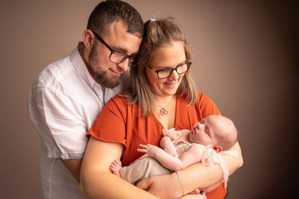 Séance photo naissance en famille à Rennes capturant des instants de douceur et d’émotion.