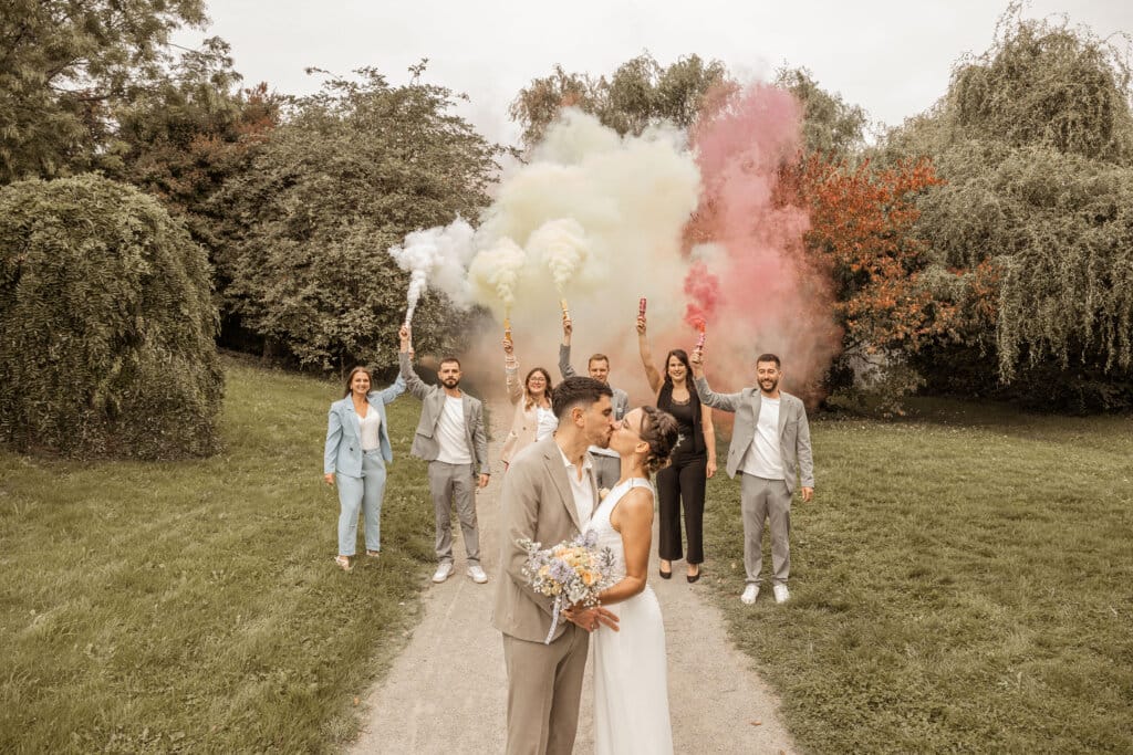 Photographe de mariage à Rennes capturant un couple de mariés souriant lors d’une séance photo naturelle et spontanée en extérieur, en Bretagne, avec une lumière douce et une atmosphère romantique.
