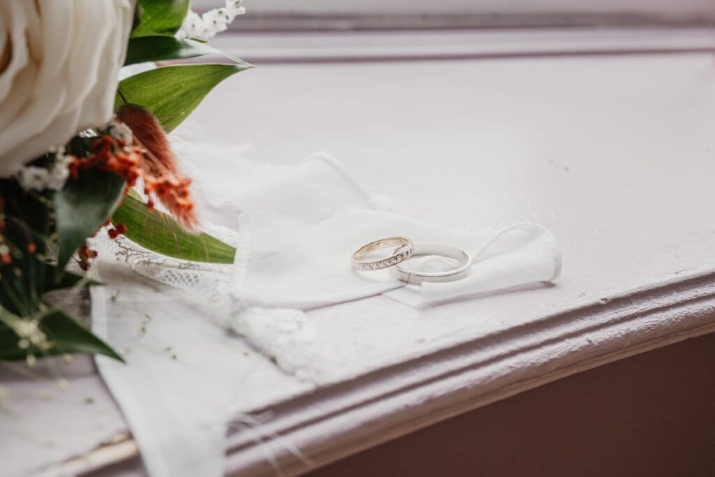 alliances des mariés lors des préparatifs