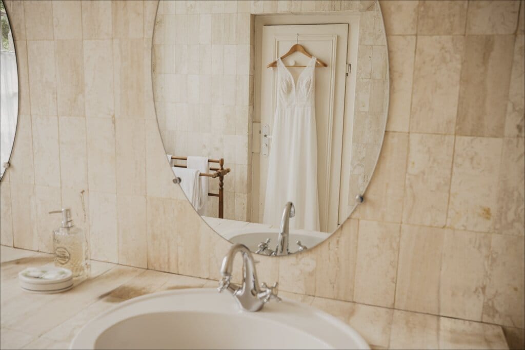 robe dans une salle de bain lors des préparatifs de la mariée pour des souvenirs inoubliable et précieux