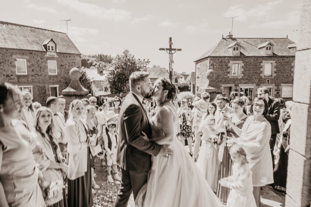 maries apres la ceremonie embrassade sur le parvis de l'eglise