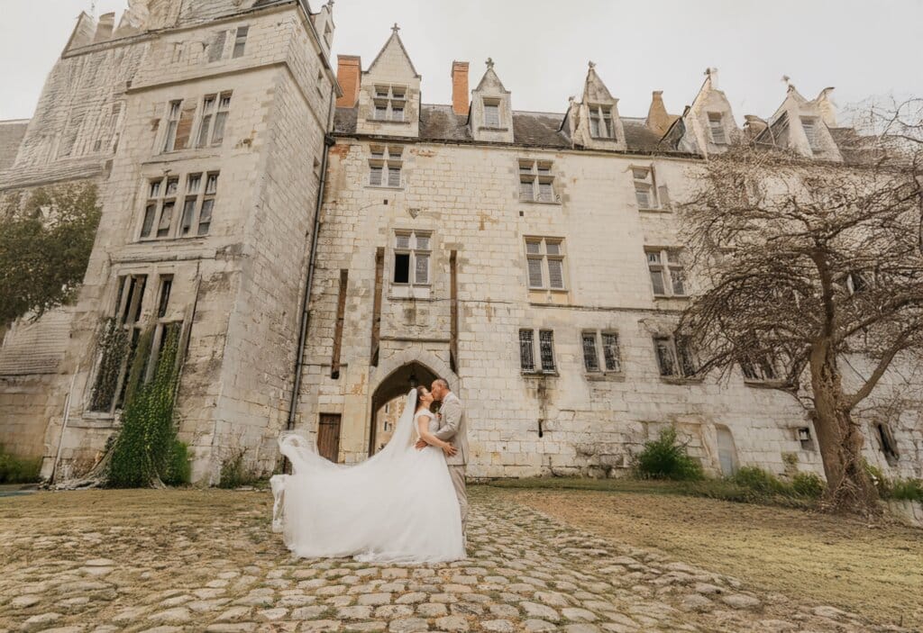 Couple de mariés dans la cour d’un château breton