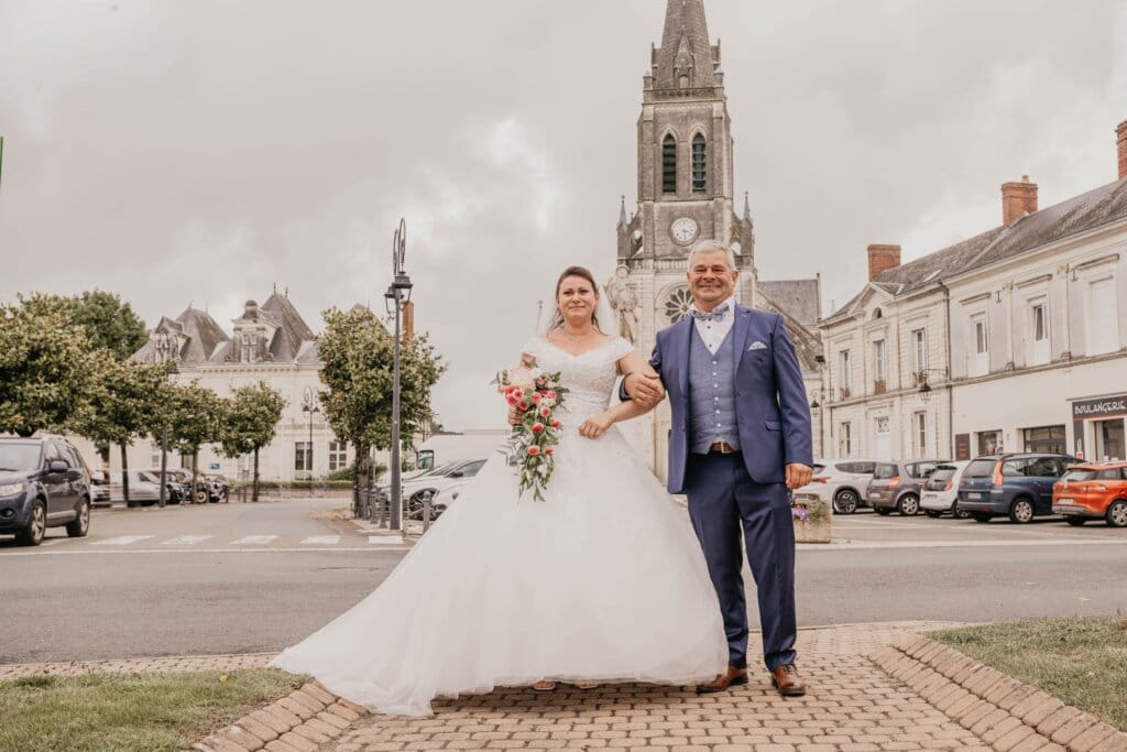 mariee avec son papa devant la mairie en bretagne dans le morbihan pour leur ceremonie