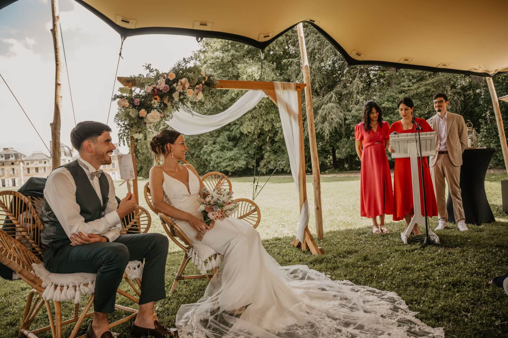 cérémonie laique auchateau de cucé photographier par studiotopia photographe de mariage à rennes