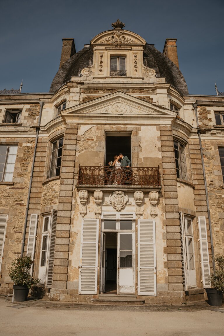 séance photo de mariés devant chateau de cucé avec studiotopia