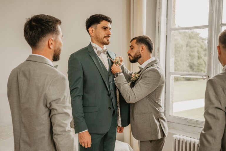 preparatifs du marié au chateau de cucé par studiotopia photographe de mariage