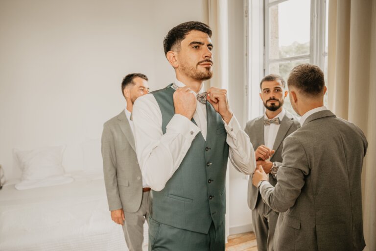 preparatifs du marié au chateau de cucé par studiotopia photographe de mariage