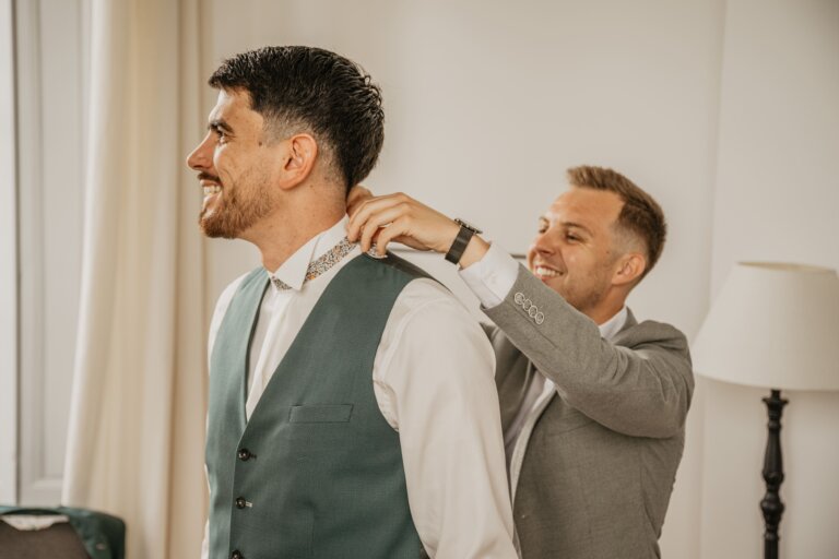 preparatifs du marié au chateau de cucé par studiotopia photographe de mariage