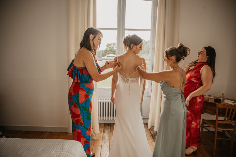 preparatifs de la mariée au chateau de cucé par studiotopia photographe de mariage